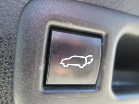 Used 2023 Toyota Highlander XLE AWD/4WD image 12