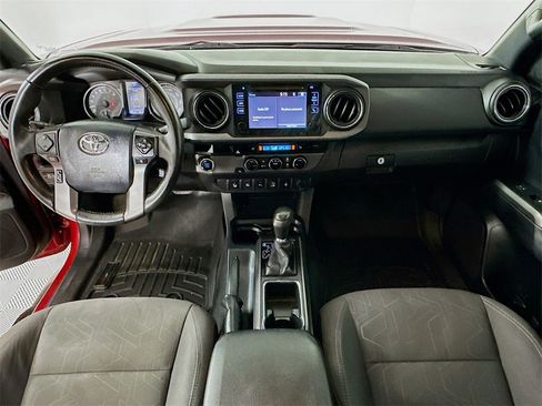 Used 2017 Toyota Tacoma TRD Sport image 3