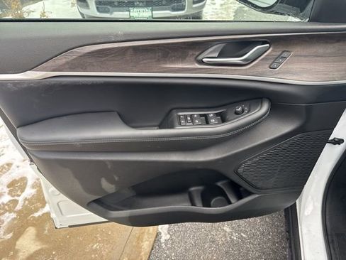 New 2025 Jeep Grand Cherokee Limited image 10