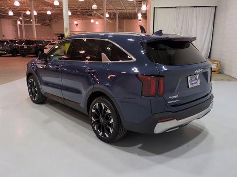 Used 2024 Kia Sorento EX w/ Panoramic Sunroof Package FWD image 5