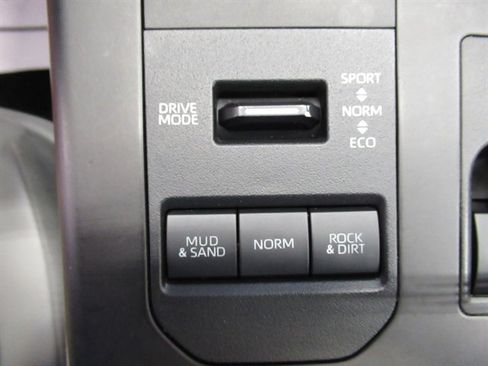 Used 2024 Toyota Highlander XLE image 28