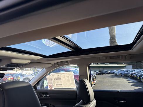 New 2025 Nissan Pathfinder Platinum w/ Black Appearance Package image 27