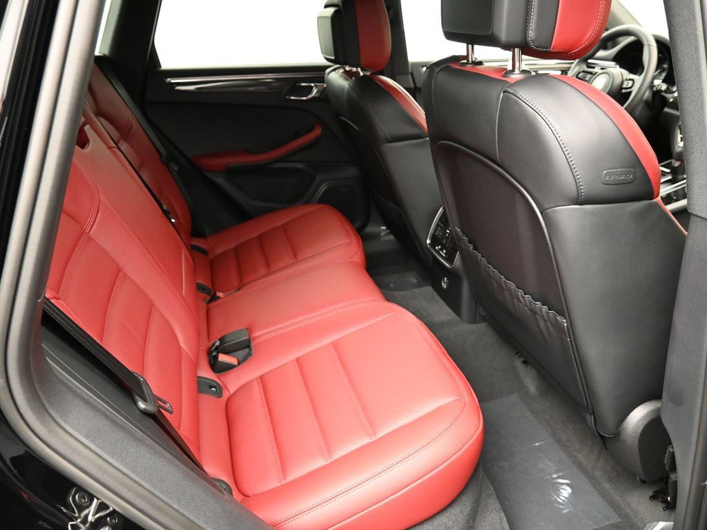 Certified 2026 Porsche Macan AWD/4WD image 10