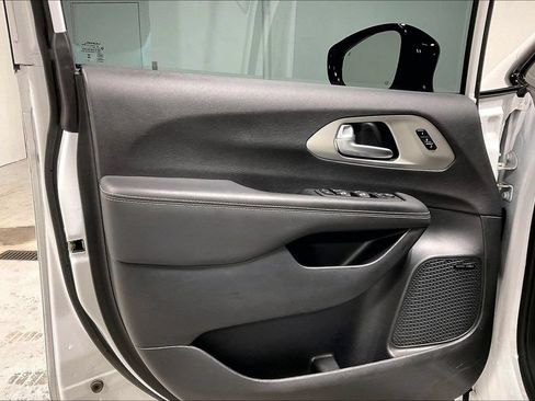 Used 2024 Chrysler Pacifica Limited w/ Uconnect Theater Family Group AWD/4WD image 21