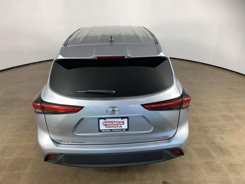 Used 2023 Toyota Highlander LE AWD/4WD image 11