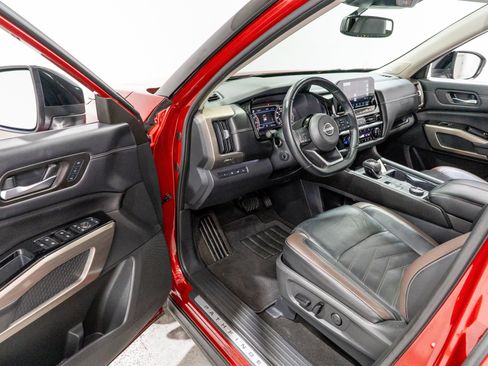 Used 2022 Nissan Pathfinder Platinum w/ Cargo Package AWD/4WD image 12