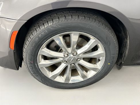 Used 2018 Chrysler 300 Limited AWD/4WD image 11