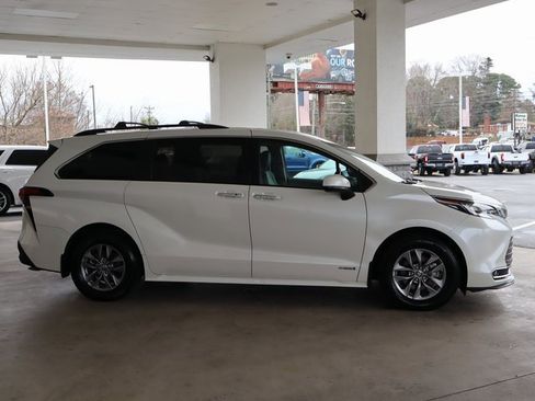 Used 2021 Toyota Sienna XLE image 7