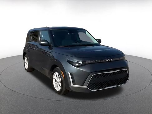 Used 2025 Kia Soul LX w/ LX Technology Package FWD image 3