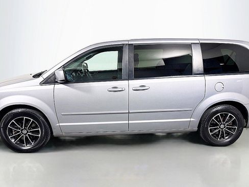Used 2017 Dodge Grand Caravan SE image 4