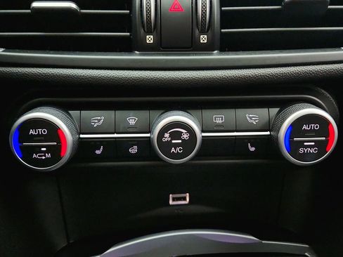 Used 2018 Alfa Romeo Giulia AWD image 17