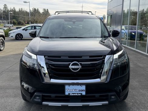 Used 2025 Nissan Pathfinder Platinum w/ Cargo Package image 3