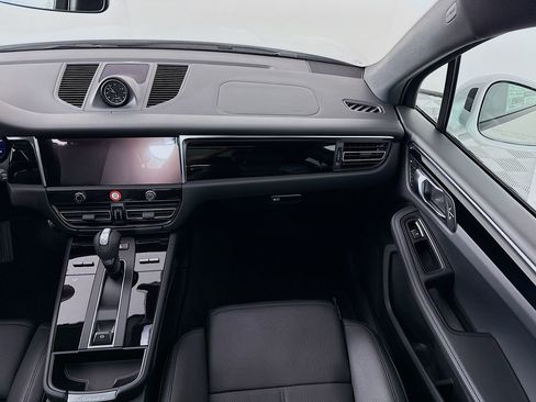 Certified 2026 Porsche Macan image 25