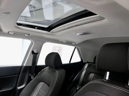 Certified 2025 Hyundai Venue SEL image 32