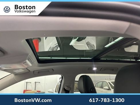 Used 2025 Volkswagen Taos SE w/ Panoramic Sunroof Package image 23