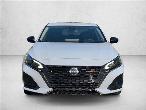 Used 2023 Nissan Altima 2.5 SR w/ SR Premium Package FWD image 2