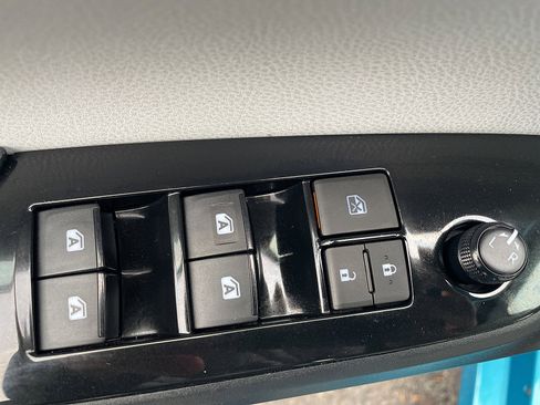 Used 2017 Toyota Prius Prime Premium image 30