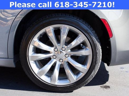 Used 2018 Chrysler 300 Touring L image 12