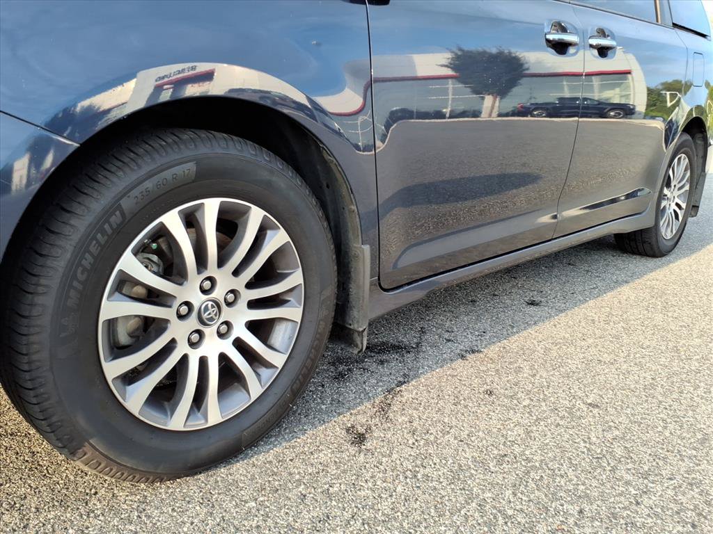 Used 2019 Toyota Sienna XLE w/ XLE Navigation Package FWD image 9