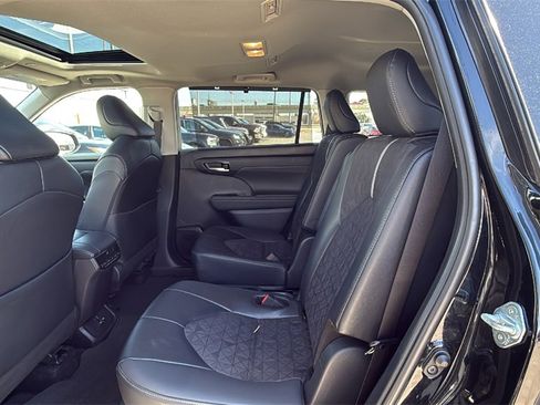 Used 2024 Toyota Highlander XLE image 17