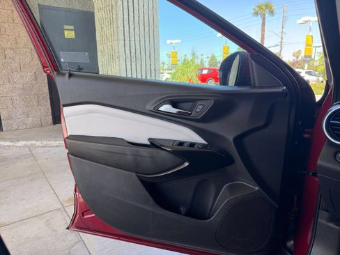 Used 2025 Chevrolet Trax LT FWD image 18