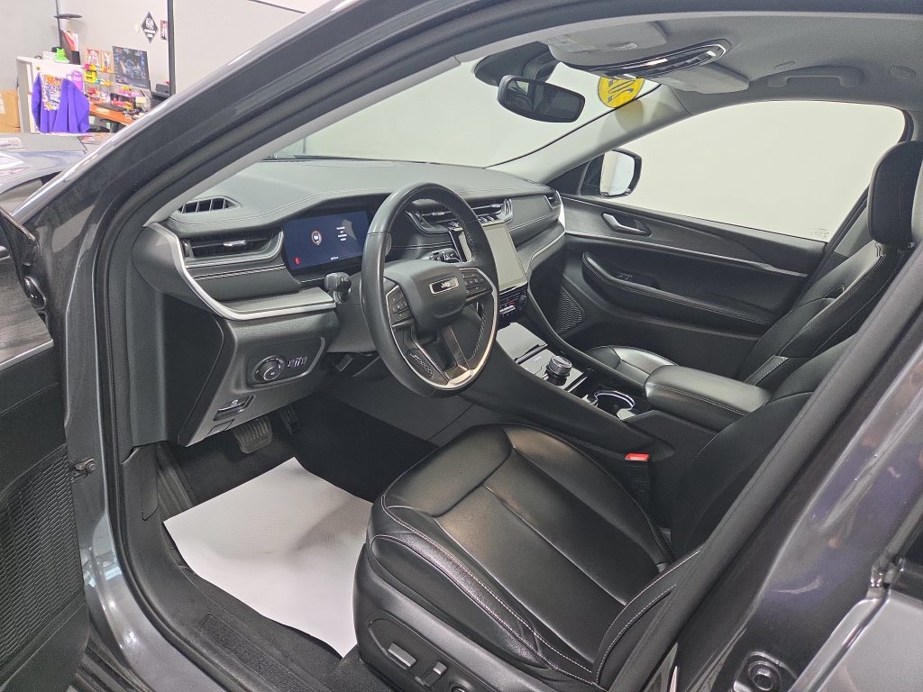 Used 2023 Jeep Grand Cherokee L Limited AWD/4WD image 29
