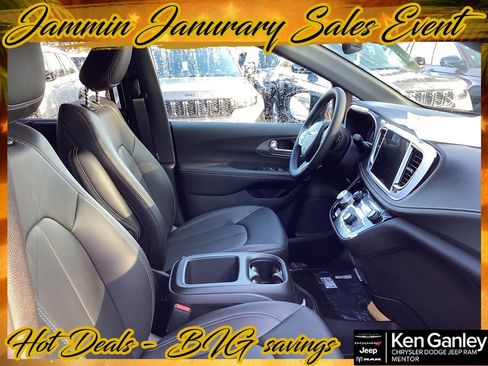 New 2026 Chrysler Pacifica Select image 19