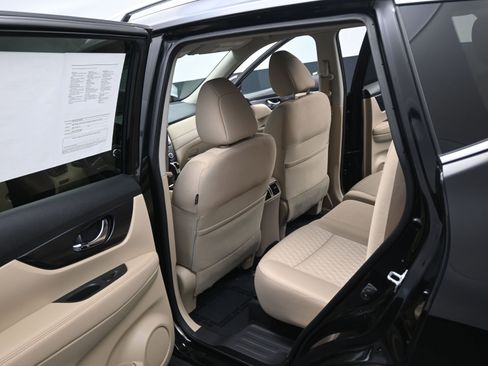 Used 2017 Nissan Rogue SV w/ SV Premium Package image 6