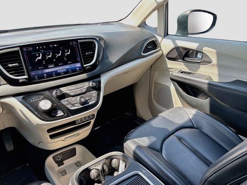 Used 2023 Chrysler Pacifica Touring-L FWD image 22