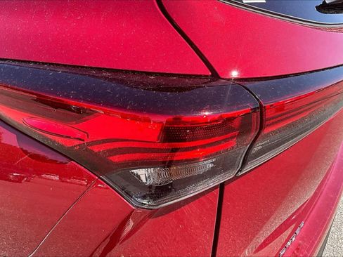 Used 2022 Toyota Highlander XLE AWD/4WD image 28