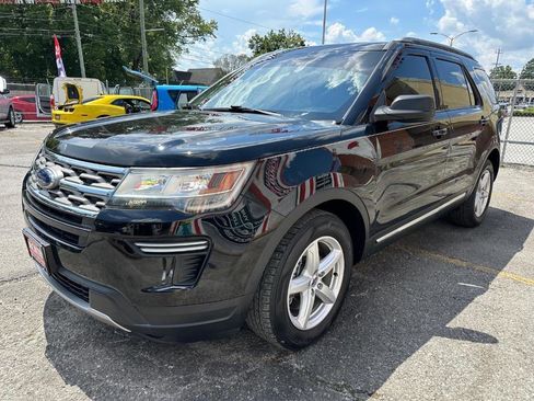 Used 2018 Ford Explorer XLT image 4