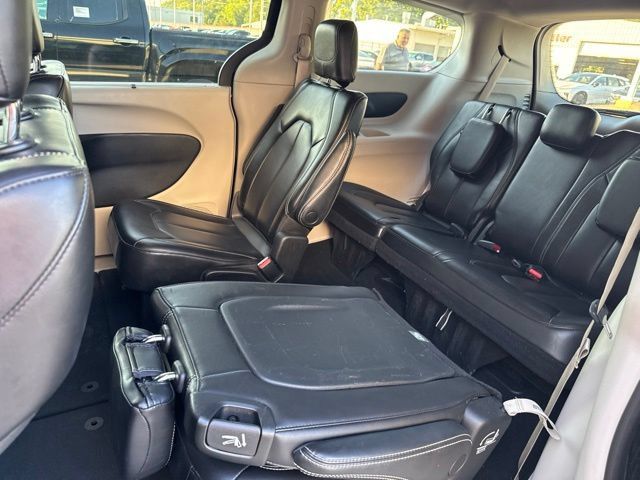 Used 2023 Chrysler Pacifica Touring-L FWD image 28