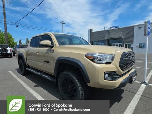 Used 2017 Toyota Tacoma TRD Off-Road w/ Premium & Technology Package AWD/4WD image 7