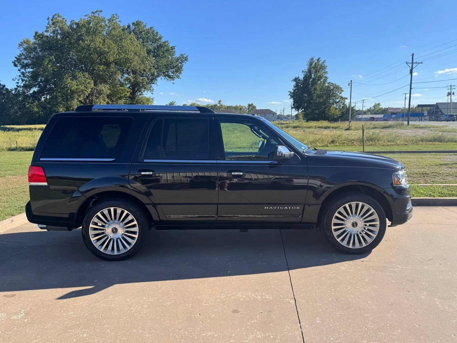 Used 2015 Lincoln Navigator 4WD image 3