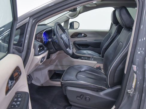 Used 2023 Chrysler Pacifica Limited image 8
