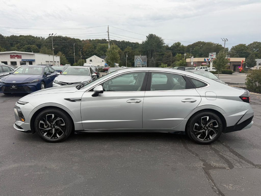 Used 2024 Hyundai Sonata SEL FWD image 2