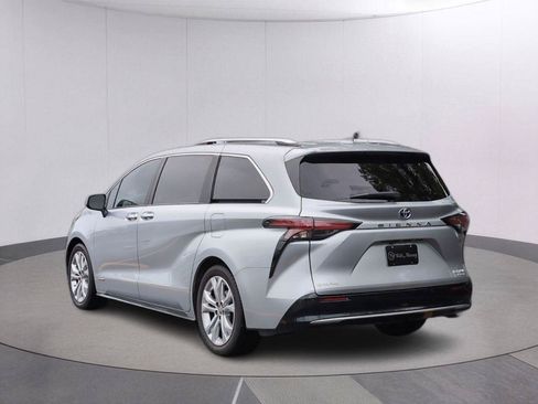 Used 2021 Toyota Sienna Platinum FWD image 3
