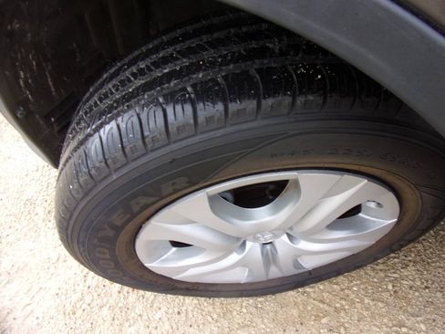 Used 2013 Toyota RAV4 LE FWD image 4