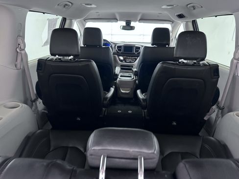 Used 2020 Chrysler Pacifica Touring-L FWD image 30