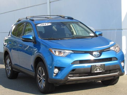 Used 2017 Toyota RAV4 XLE w/ Convenience Package AWD/4WD image 2