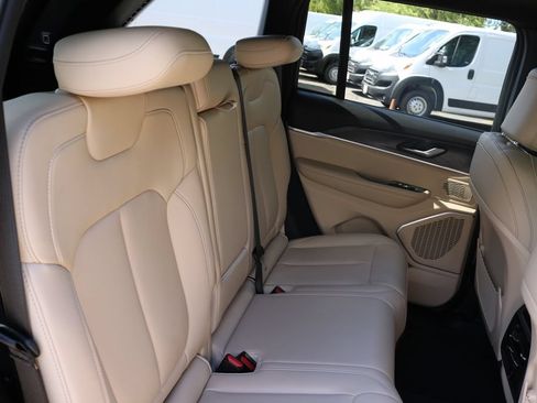 Used 2023 Jeep Grand Cherokee Limited RWD image 18