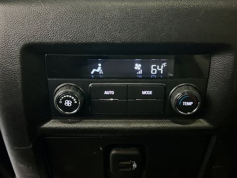 Used 2022 Chevrolet Traverse LS FWD image 17