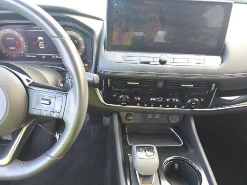 Used 2024 Nissan Rogue SL image 4