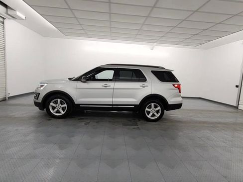 Used 2016 Ford Explorer XLT w/ Equipment Group 202A image 5