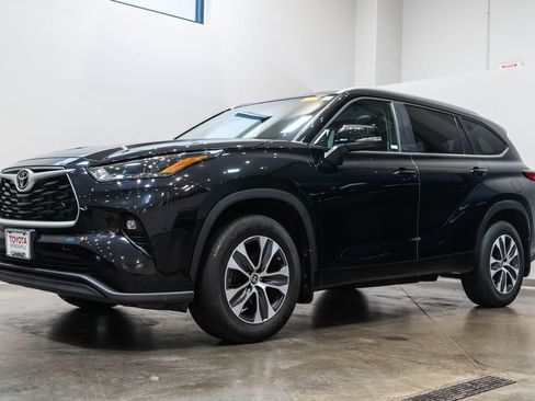 Used 2023 Toyota Highlander XLE AWD/4WD image 3
