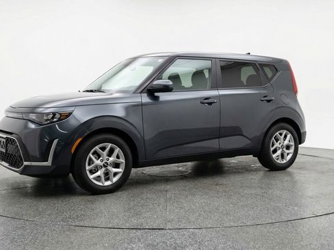 Used 2025 Kia Soul LX w/ LX Technology Package FWD image 3