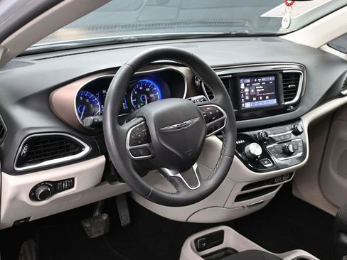 Used 2023 Chrysler Voyager LX FWD image 18