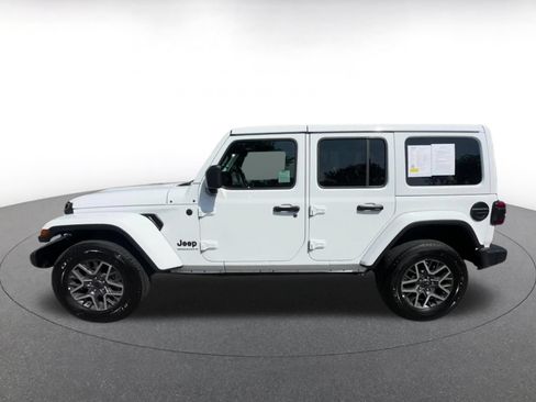 Used 2025 Jeep Wrangler Unlimited Sahara AWD/4WD image 9