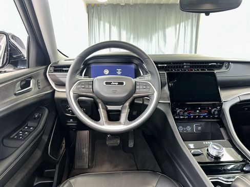 Used 2023 Jeep Grand Cherokee Limited w/ Black Appearance Package image 2