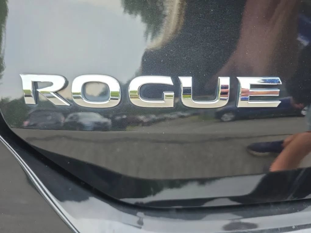 Used 2018 Nissan Rogue SV AWD/4WD image 16